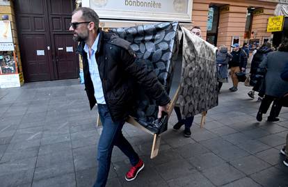 FOTO: Snalažljiva ekipa stala na kraj gužvi, sa sobom u centar Zagreba donijeli drveni stol...