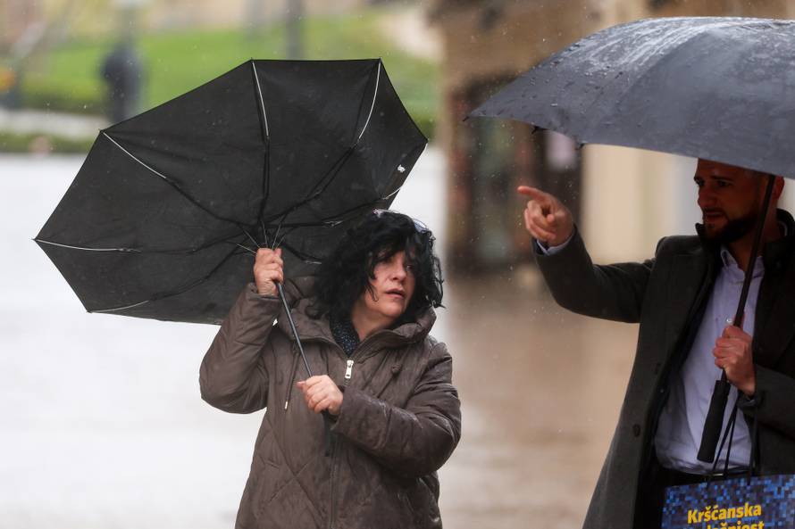 Zagreb: Građni u borbi s vjetrom letili kišobrani 