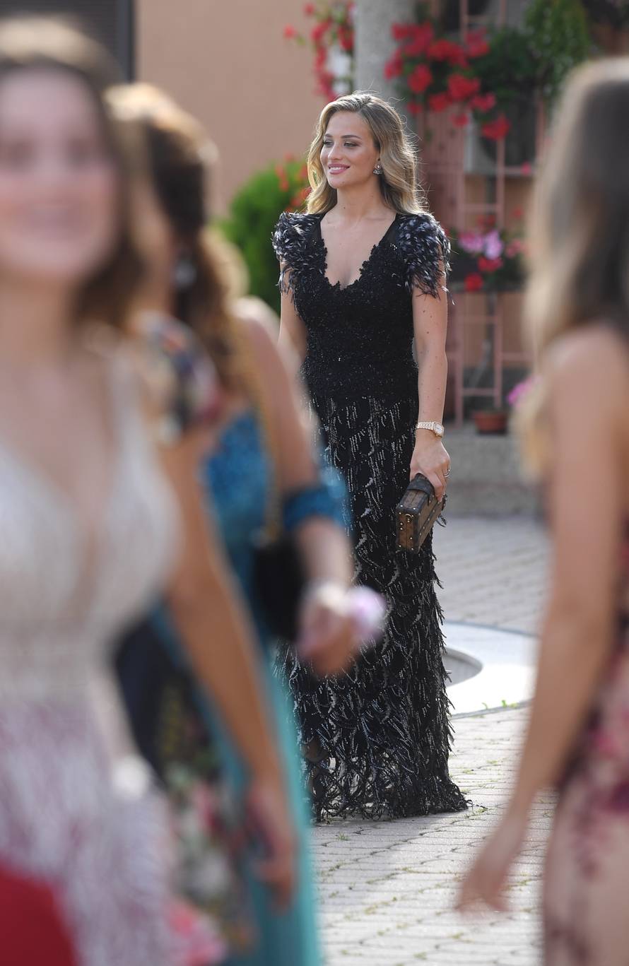 Izabel se nije odvajala od svog Matea na svadbi njegove sestre