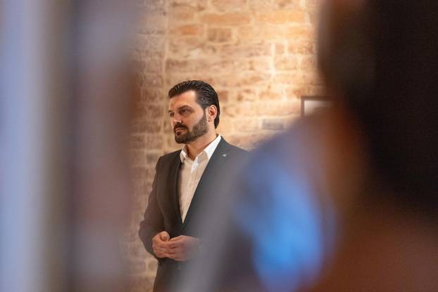 Osijek: Svečano otvorenje izložbe fotografija fotoreporterke Pixsella Emice Elveđi "Srce za Afriku"