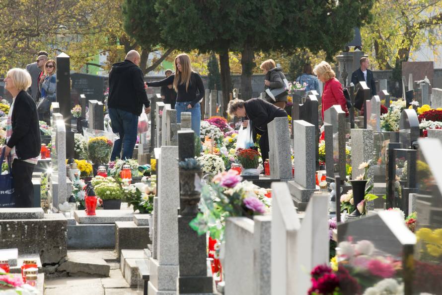 Osijek: GraÄani posjeÄuju grobove dragih preminulih