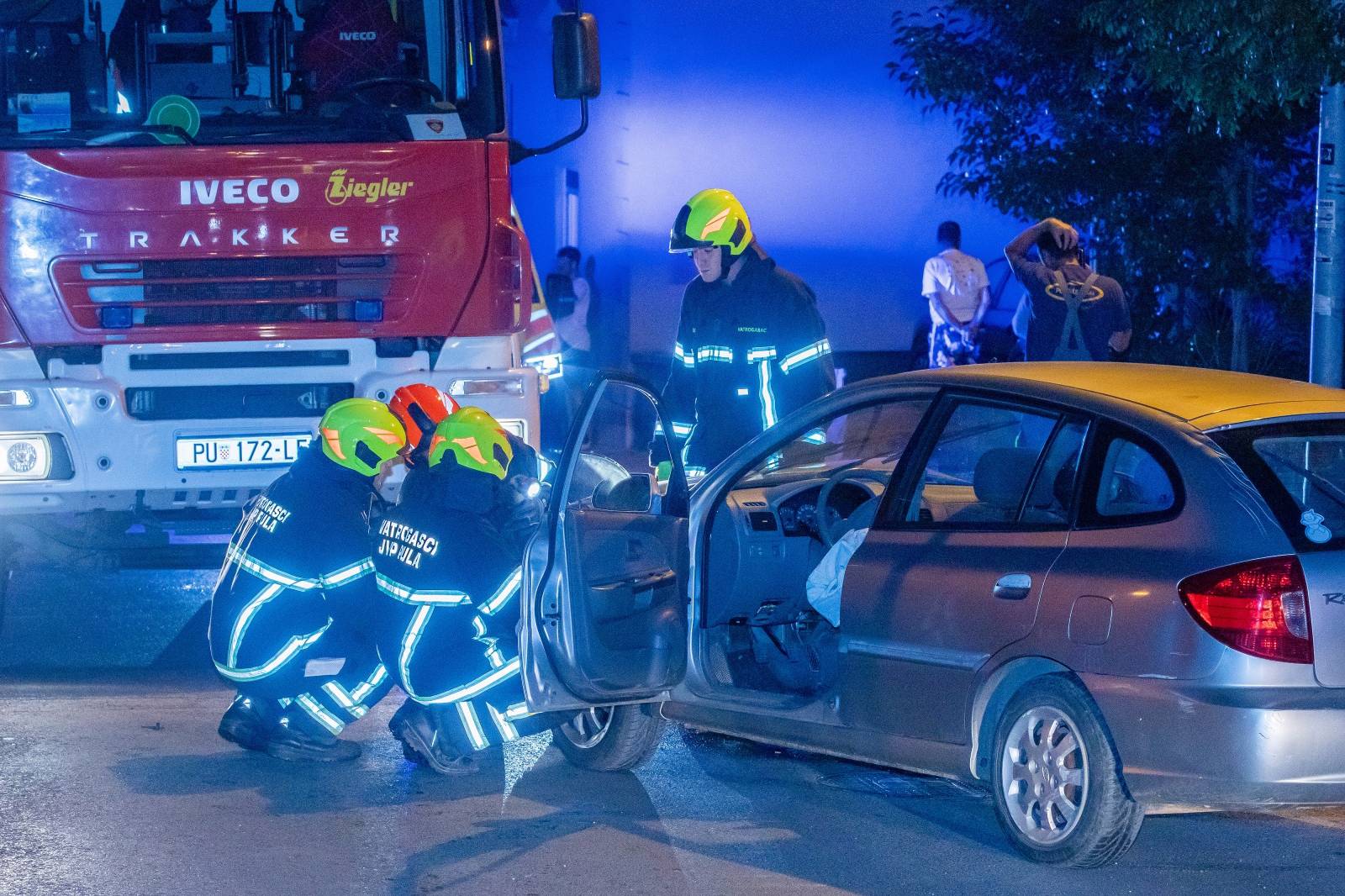 Pula: Dvije osobe ozlijeđene u sudaru kada je automobil završio na krovu