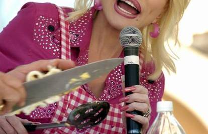 Dolly Parton: 'Miley Cyrus se trudi, a oni je mrcvare'