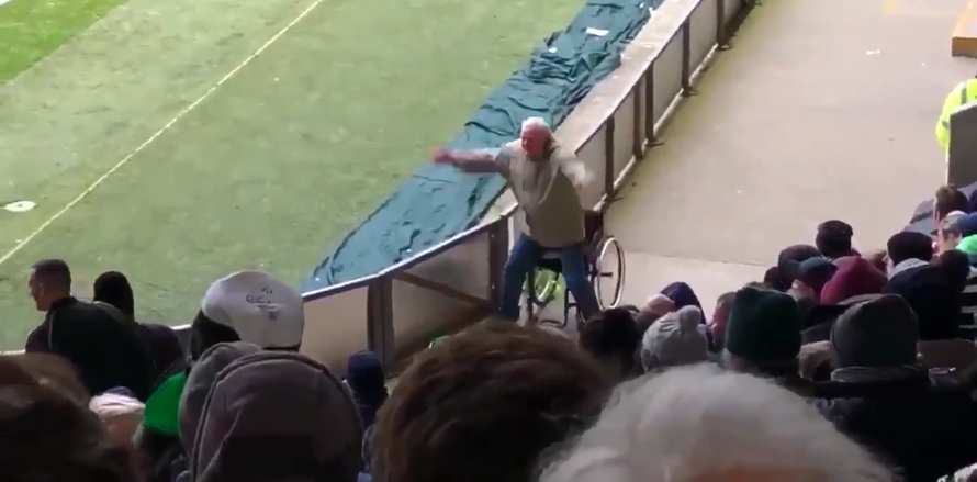 Čudan način proslave: Navijač je ustao iz 'posuđenih' kolica...