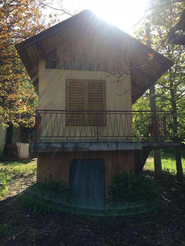 Kod Varaždina prodaju kuću od 9 m2! Nema dozvolu, struju ni vodu. Makadam je. Evo cijene