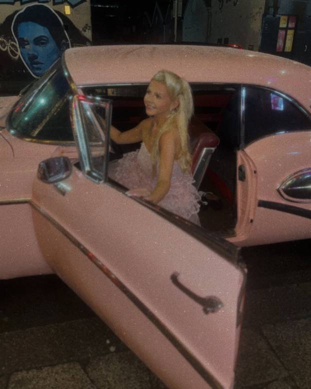 FOTO Mlada ljepotica obožava vintage stil - u retro krpicama donosi seksepil iz 1950-ih