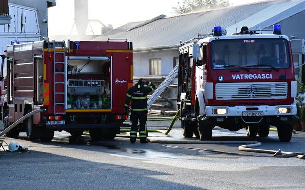 FOTO Buktinja 'progutala' halu tvornice Windor kod Pleternice