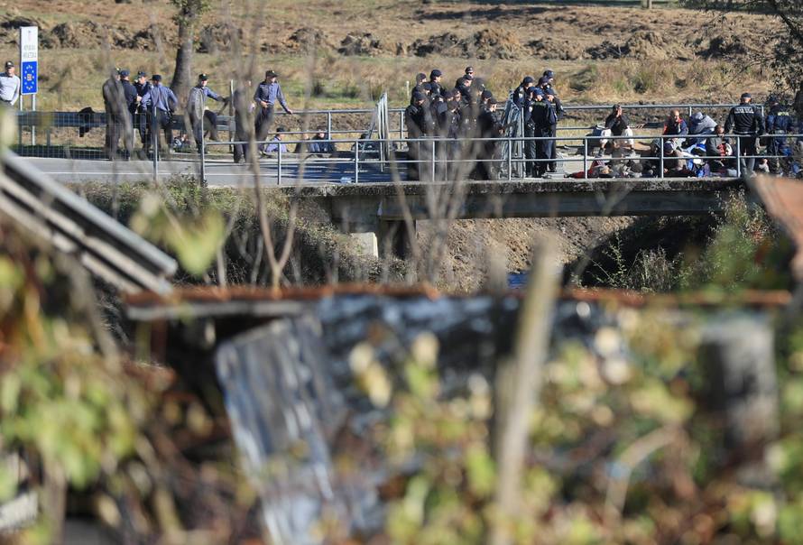 Migranti ih gađali kamenjem: Lakše ozlijeđena dva policajca