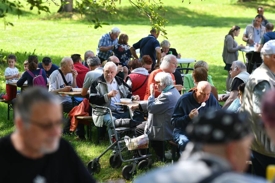Čakovec: Građani čekali u redu za porciju graha 