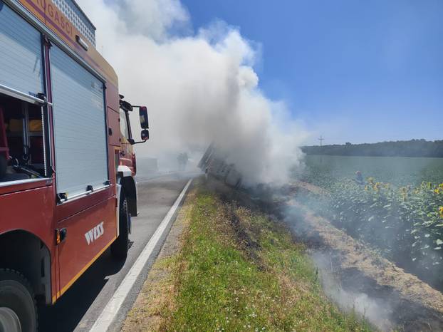 Strašne scene s mjesta sudara: Kamion u kanalu, jedan mrtav. Helikopter ide po ozlijeđenog...