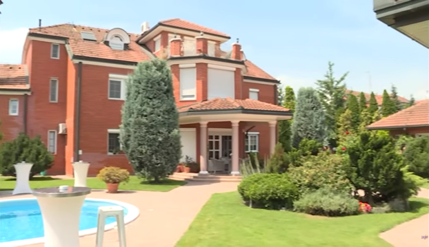 Sve pršti od luksuza: Lepa Brena prodaje vilu Aleksandri Prijović. Evo kako izgleda raskošna kuća