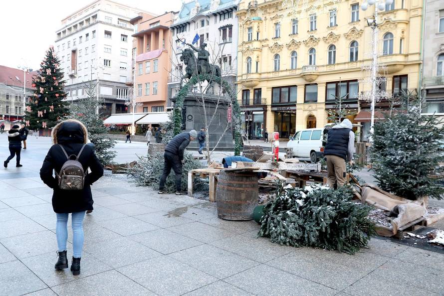 Zagreb: Uklanjanje božićnih ukrasa s Trga zbog dočeka reprezentacije