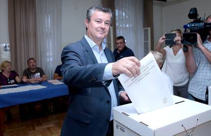 Orešković glasovao pa poručio nasljedniku: 'Moraš biti hrabar'