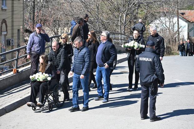 Brojni stanovnici Kočana oplakuju poginule na dan njihova sprovoda