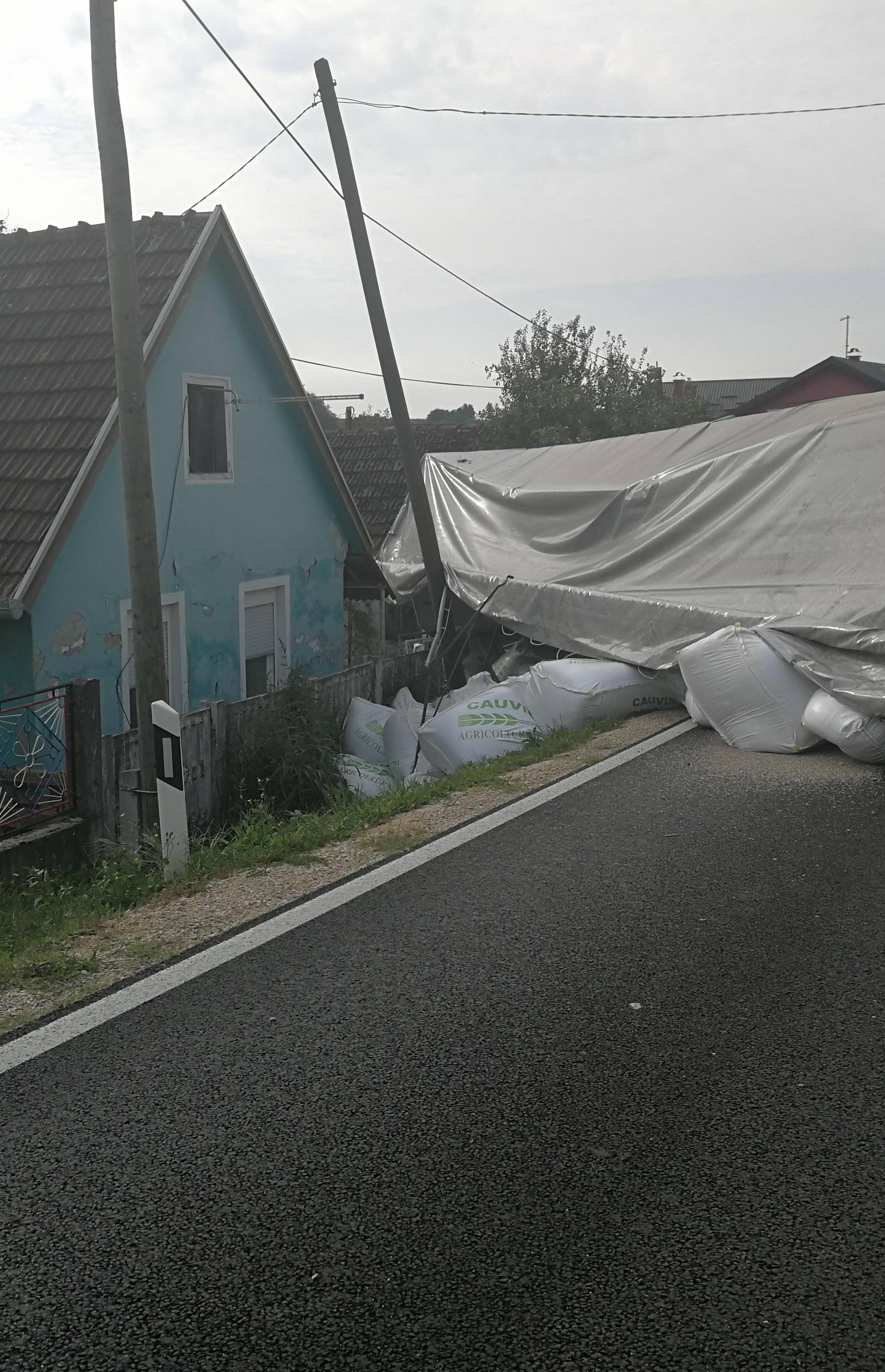 Prevrnuo se kamion u blizini Koprivnice, jedan ozlijeđen