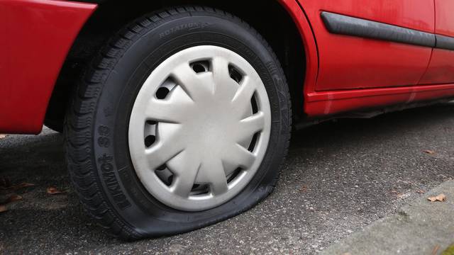 Karlovac: Nepoznati po?initelji izrezali gume na više od trideset vozila u centru grada