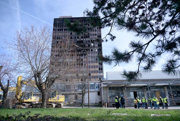 Zagreb: Vojska iz Vjesnika odvozi namje&scaron;taj, u tijeku su pripreme za ru&scaron;enje zgrade 