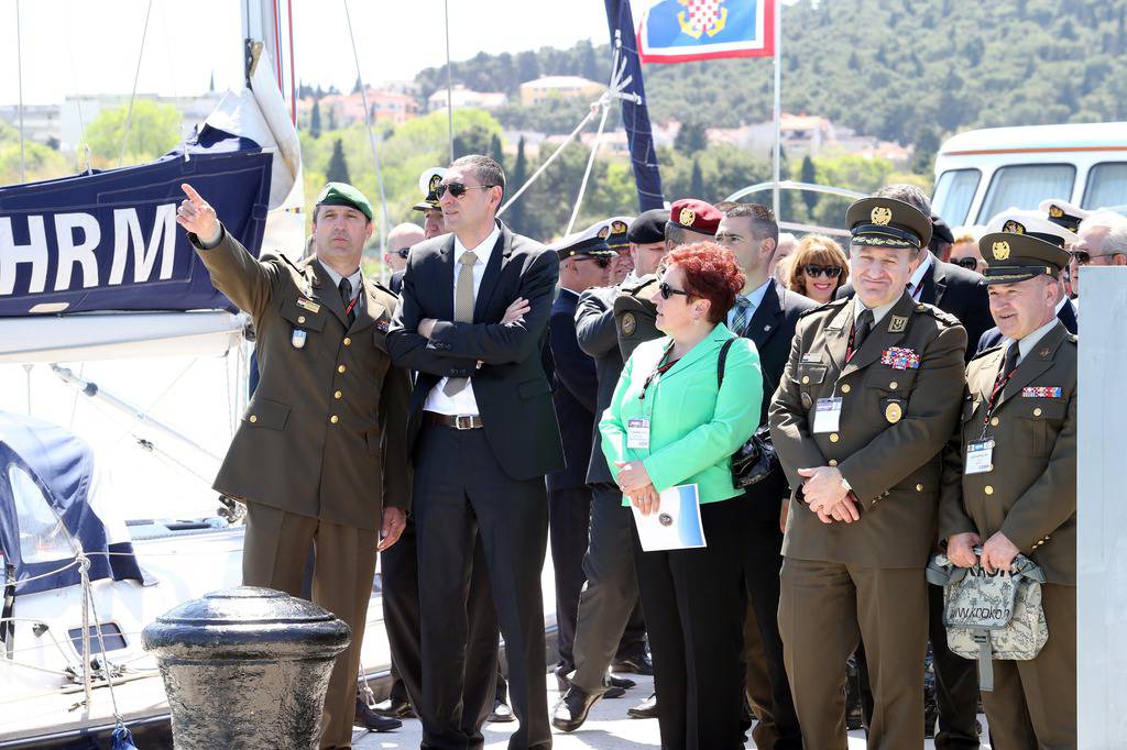 Kotromanović: Kupit ćemo 16 helikoptera i borbeni avion