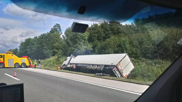 Kamion sletio s ceste: Trebalo im je 13 sati za izvlačenje...
