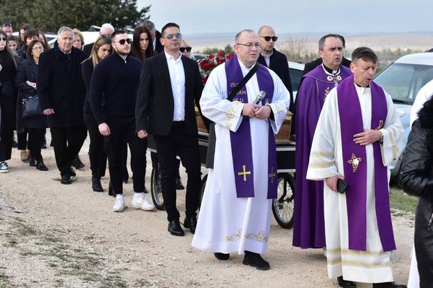 Zadar: Posljednji ispraćaj preminulog zadarskog pjevača Davida Ricova