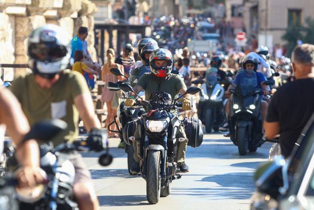 Defile motorista kroz PUlu