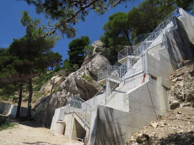 Bogataš si je napravio stepenice da brže dođe do plaže