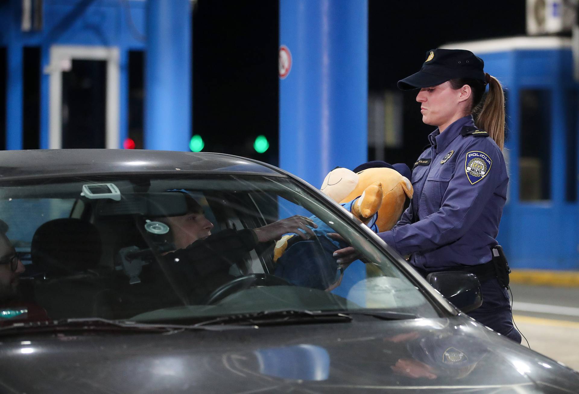 Posljednji putnik na graničnom prijelazu Bregana prije ulaska Hrvatske u Schengen nagrađen je policijskim medvjedićem