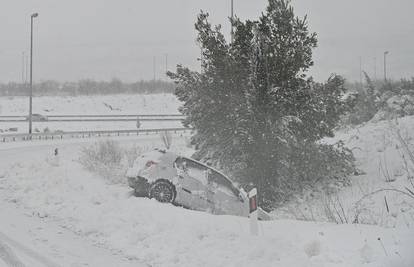 Autocesta A1 nakon Splita skroz zametena snijegom, neki auti stali sa strane. Past će ga još
