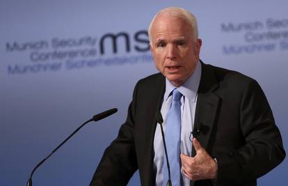 McCain: Asad je ratni zločinac, svijet je danas opasno mjesto