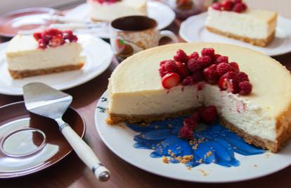 Za pripremu ovog prefinog cheesecakea treba vam samo 6 sastojaka i mikser - ne peče se