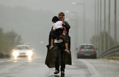 Izbjeglički očaj: Otac plačući nosi sina dok vani bjesni oluja