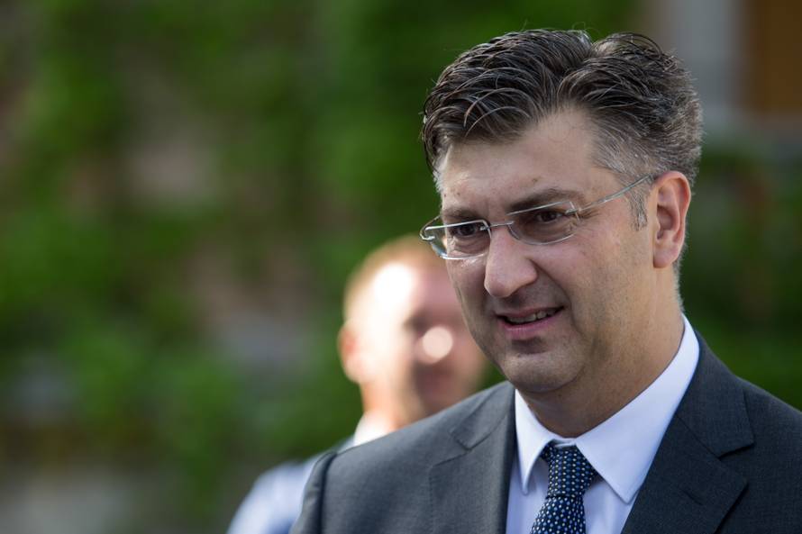 Državni vrh položio vijence i zapalio svijeće na Mirogoju