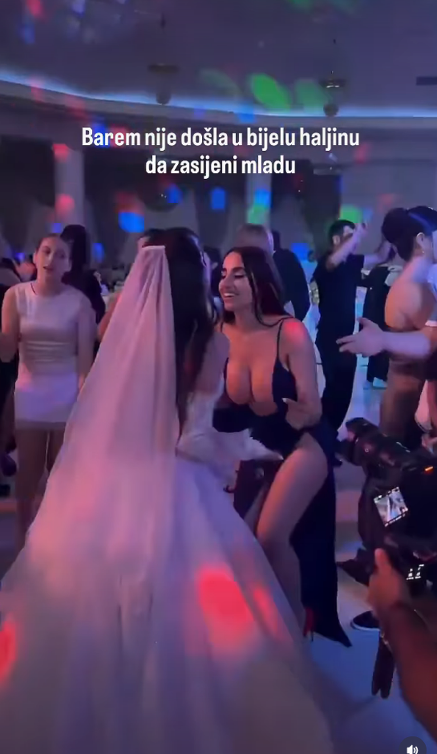 VIDEO Svi pričaju o haljini gošće na balkanskom vjenčanju: 'Bar nije u bijelom da zasjeni mladu'
