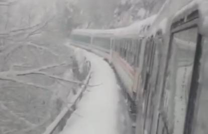 Vlakovi zapeli u Lici: 'Nanosi snijega bili su veći od 2 metra'