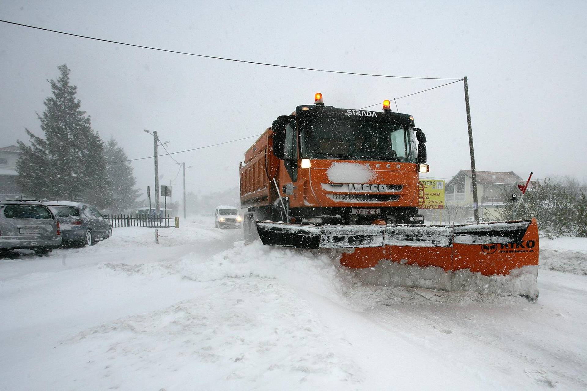 ARHIVA - Zagreb: Ralice čiste velike količine snjega na gradskim prometnicama