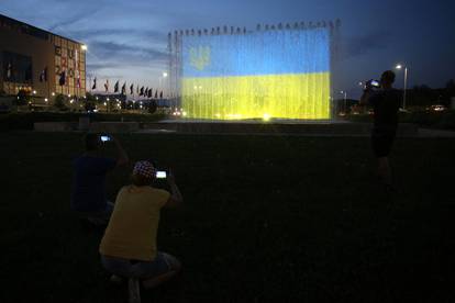 Zagreb: Ukrajiska zastava na fontanama povodom obljetnice Dana neovisnosti Ukrajine 