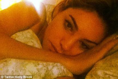 Kelly Brook bez šminke i u krevetu odmara od putovanja