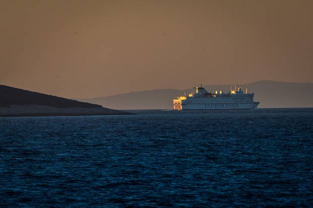 Vela Luka: Zalazak sunca promatran sa trajekta Oliver