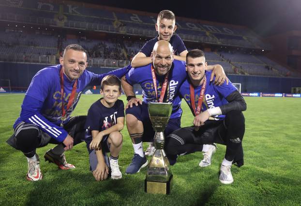 Nogometaši Dinama ponosno pozirali sa svojim obiteljima