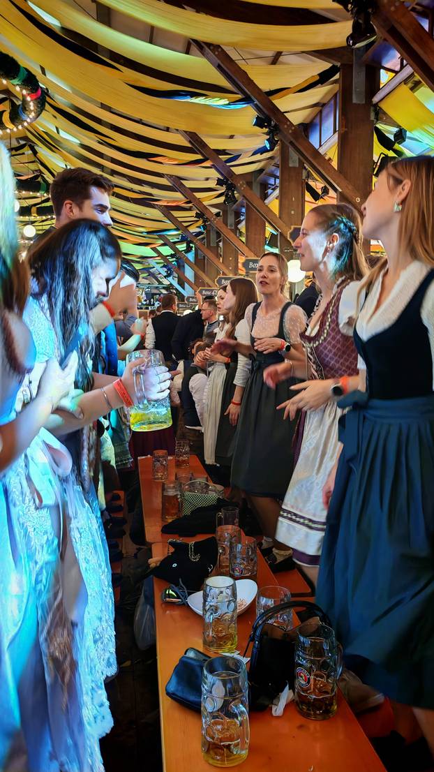 FOTO Završava Oktoberfest! Dame u dirndlu, potoci piva i kobase: Tu je 100 najboljih fotki