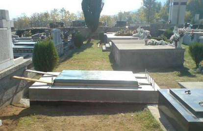 Divlja gradnja na groblju: Počivalište nasred puteljka