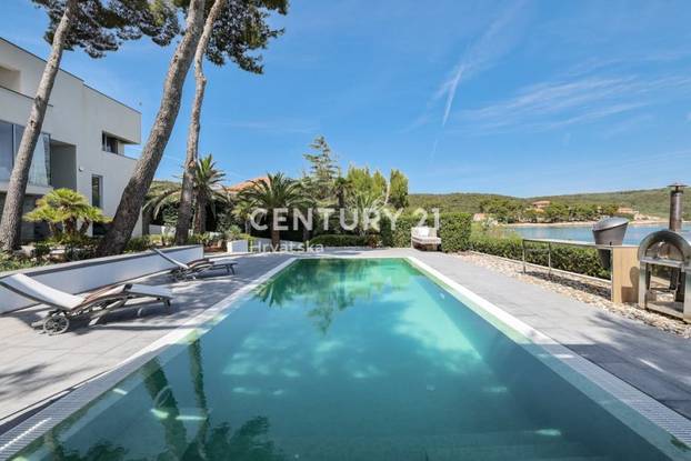 FOTO Vila na Dugom otoku je prvi red do mora i ima bazen! Pogodite za koliko se prodaje