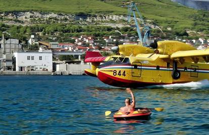 VIDEO Nevjerojatni prizori: Muškarac iz gumenjaka maše pilotu kanadera, ovaj uzvraća