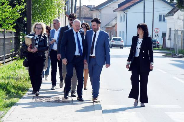 Petrinja: Ministar Bačić obišao tri obitelji koijim su izgrađene zamjenske kuće