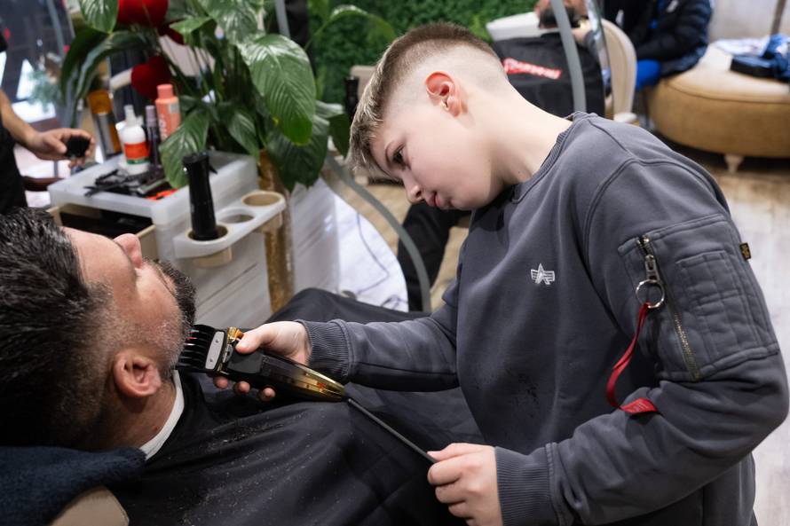 Zagreb: Najmlađi hrvatski frizer, Osječanin Leon Zarić na edukaciji sa profesionalnim barberima