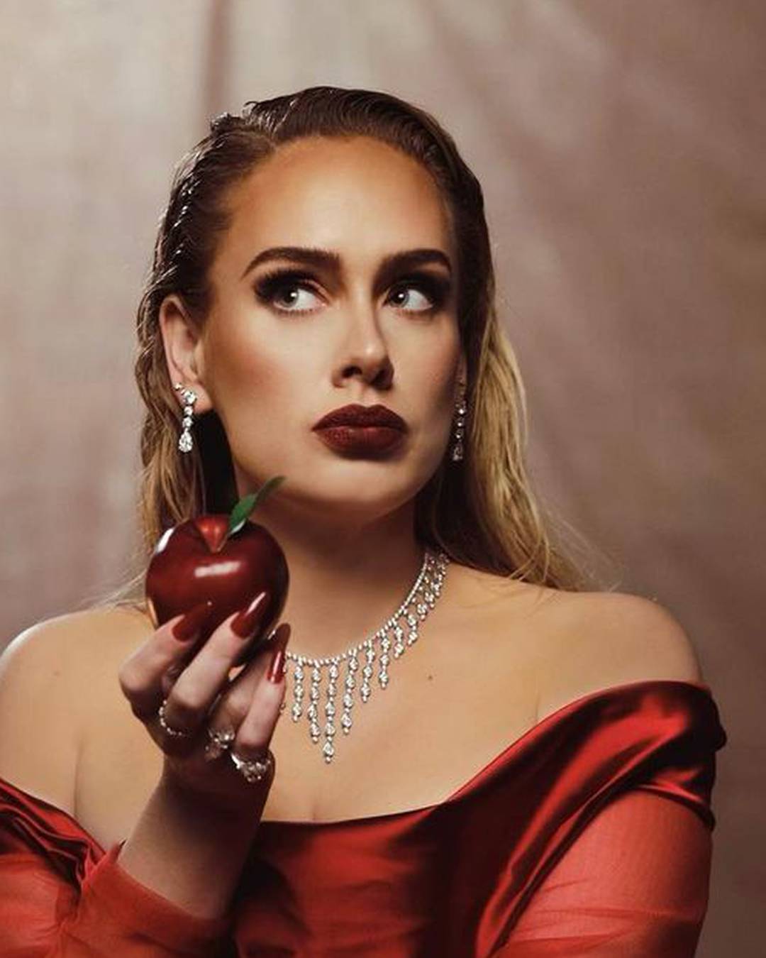 Adele najavila novi video spot fotografijom u glamuroznoj crvenoj haljini: 'Nikad ljepša!'