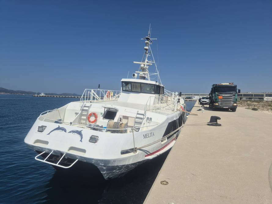 FOTO Tri dana nakon havarije na moru: Katamaran 'Melita' je uspješno dotegljen u Zadar