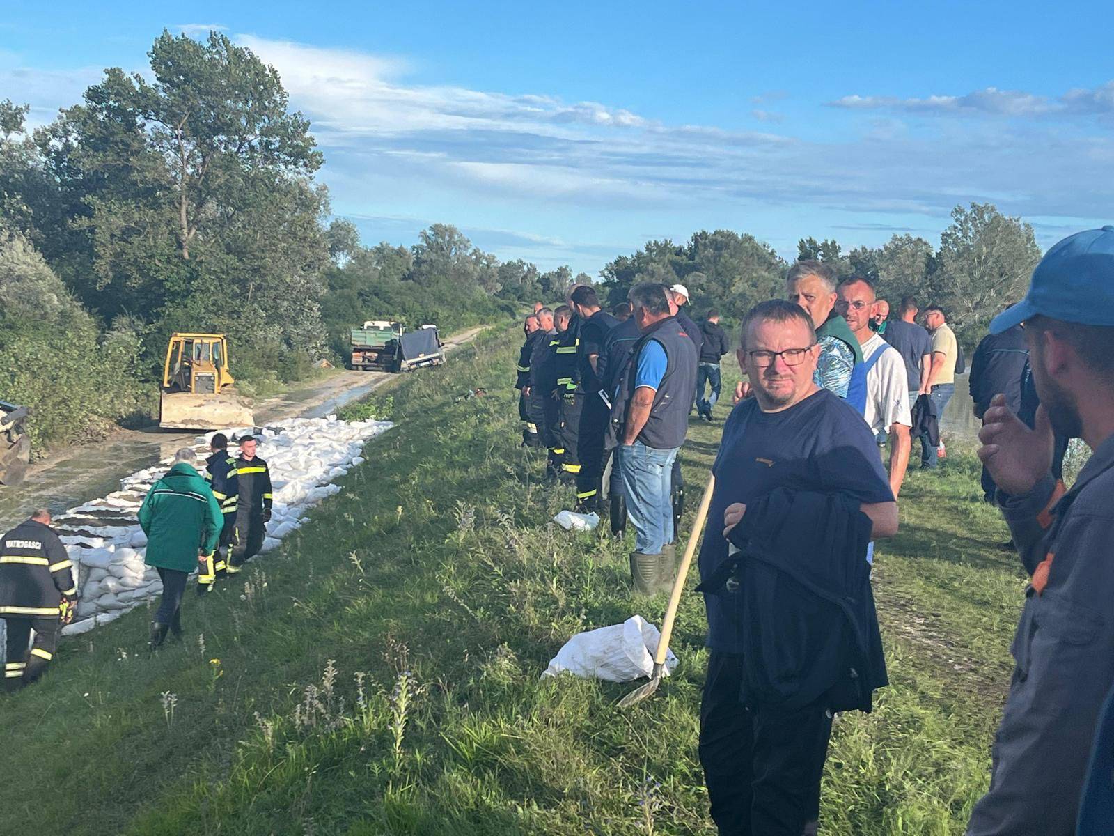 FOTO Sava prijeti izlijevanjem u Hrušćici: 70 ljudi ojačava nasip