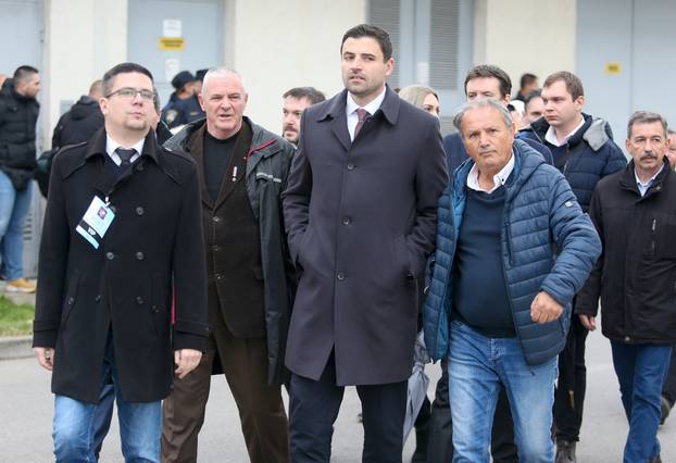 Brojni građani, branitelji i državni dužnosnici okupljaju se ispred bolnice u Vukovaru