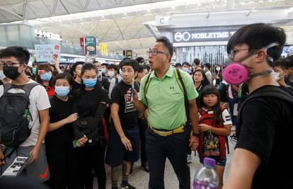 Blokirana zračna luka u Hong Kongu, upotrijebili vodeni top
